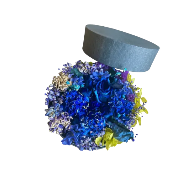 木箱に並ぶドライアレンジメント