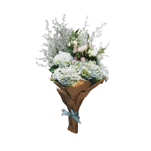 瑞々しい花束を抱えるスタッフ